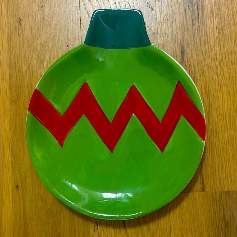 TAG CHRISTMAS HOLIDAY ORNAMENT PLATES IN RED AND GREEN